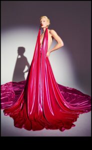 Couture cinematografice: Drama și eleganța modei în fotografii